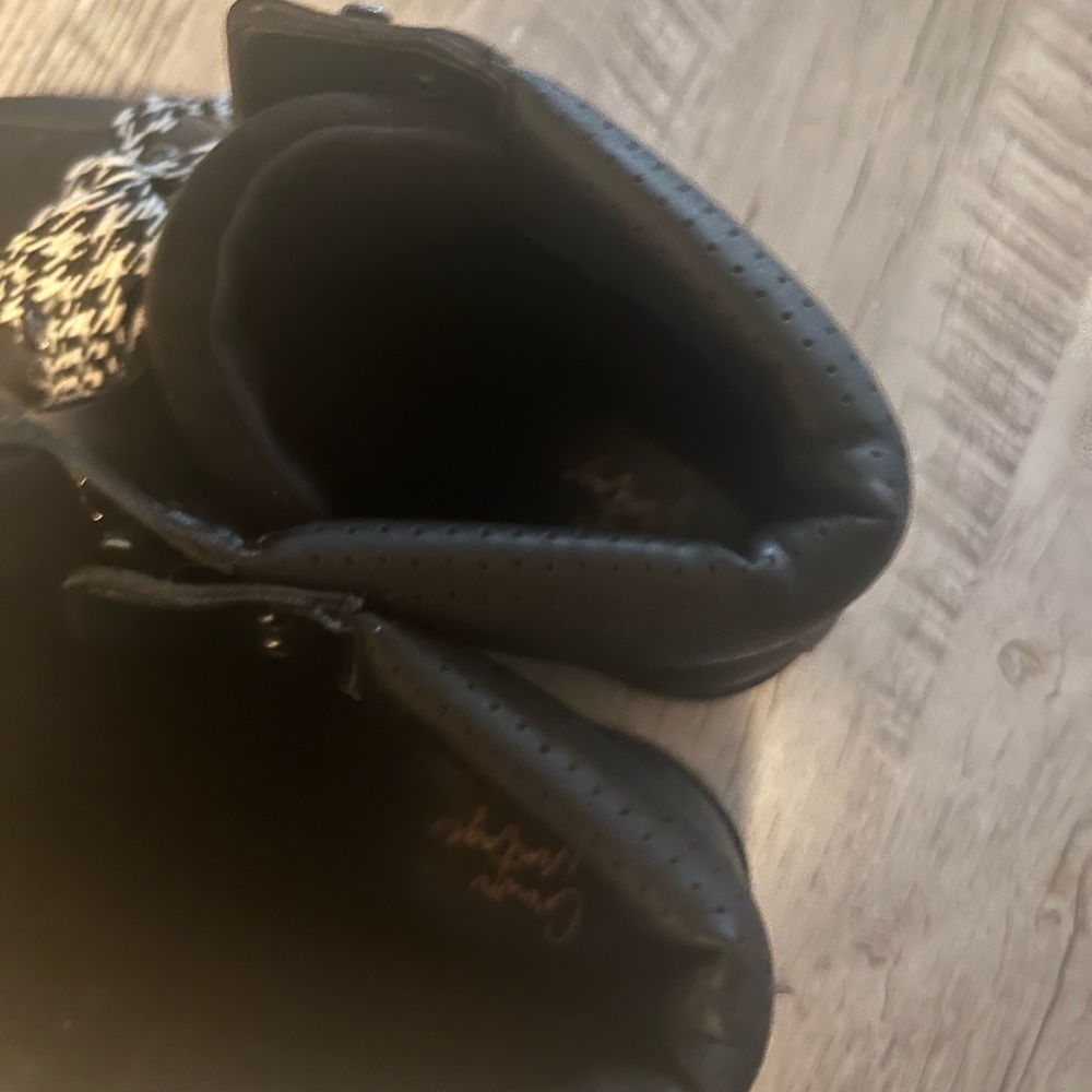 Crown Vintage black size 8